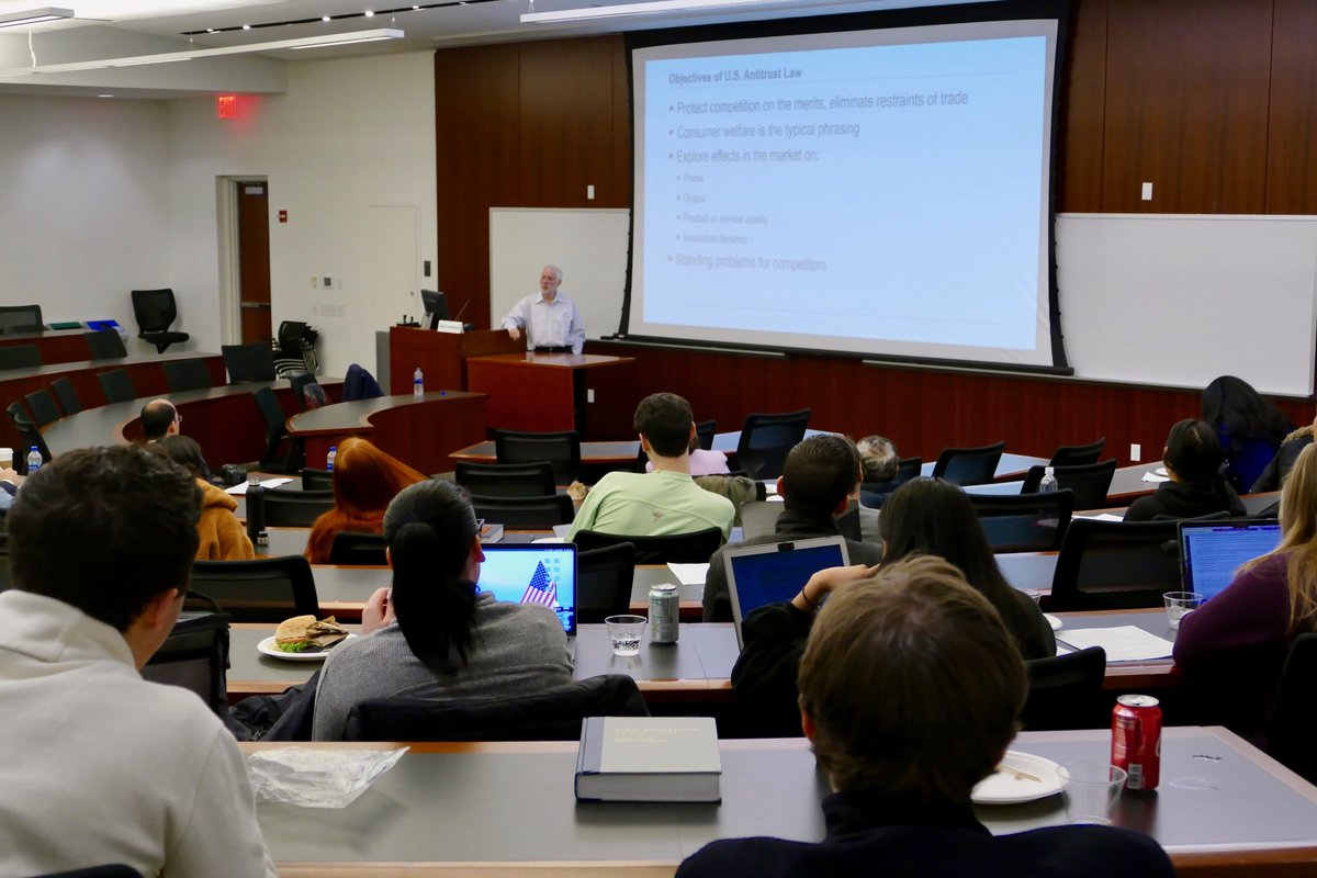 Bob Hubbard speaks to law students about U.S. antitrust laws in an NYLS classroom.