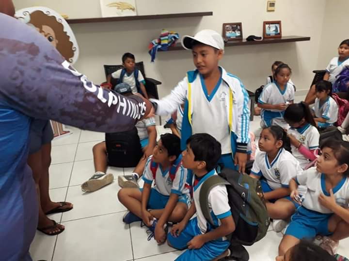 sjspcsol's tweet photo. Más de 32 alumnos de la primaria "Jaime Torres Bodet" aprendieron sobre el cuidado de los océanos, mares y la interacción con delfines, gracias al apoyo entre Dolphinaris y la unidad de Ciudades Educadoras de @sjspcsol 🐬
 #Solidaridad.
#PlayaDelCarmen #ConOrdenYEsperanza.
#4T. https://t.co/yVYQ7lguiR