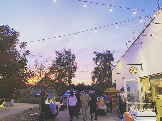 Farm Night is tonight @agritopiafarm from 5pm-8pm. Have you been? Fresh produce, local vendors, food and drink @barnoneaz stellar AZ sunsets. What more could you need? ift.tt/36Izv8R