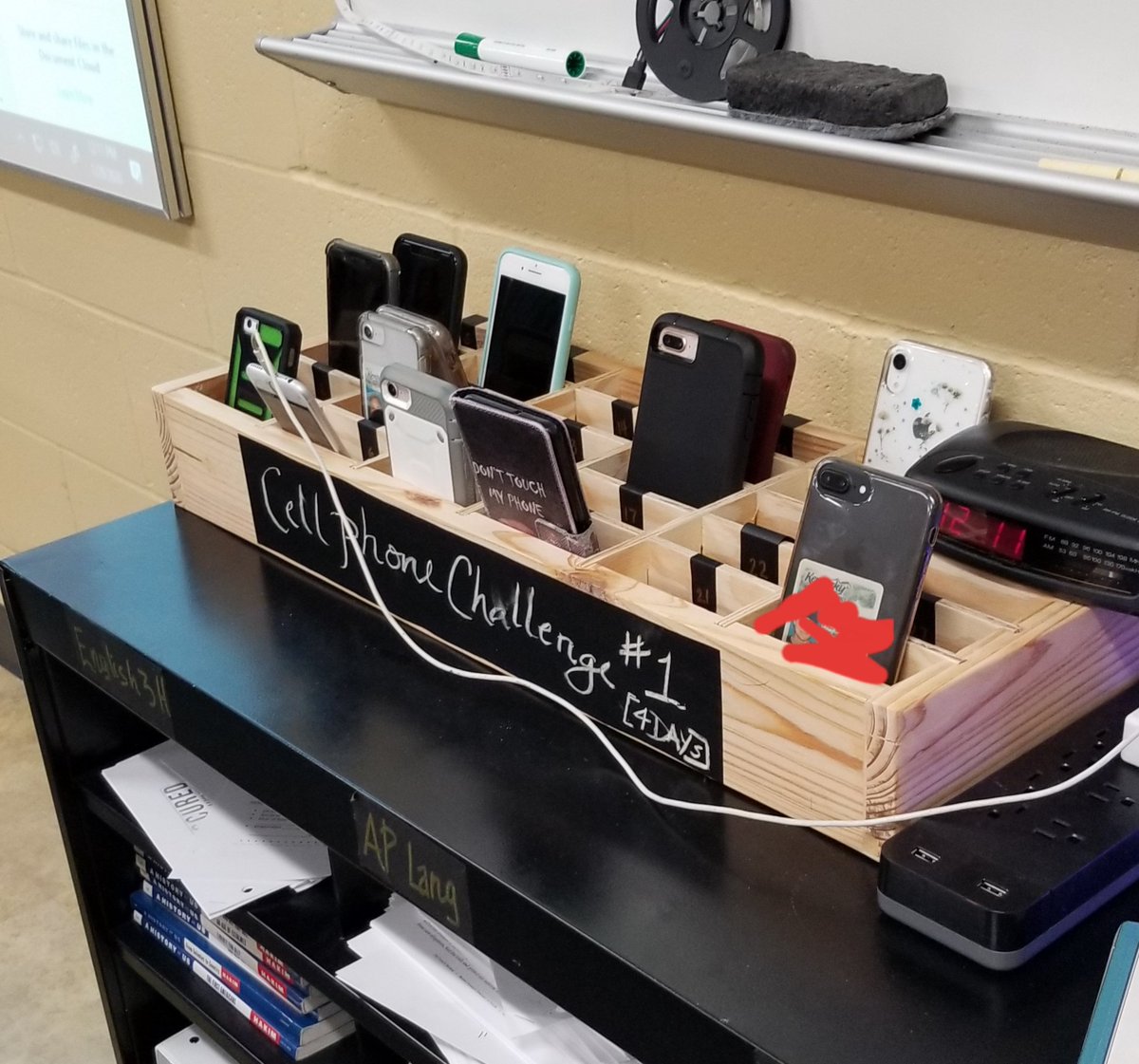 LEdminster's tweet photo. Look at all of these phones voluntarily turned in!
#cellphonechallenge
#MurraySchools https://t.co/HuSOljfShx