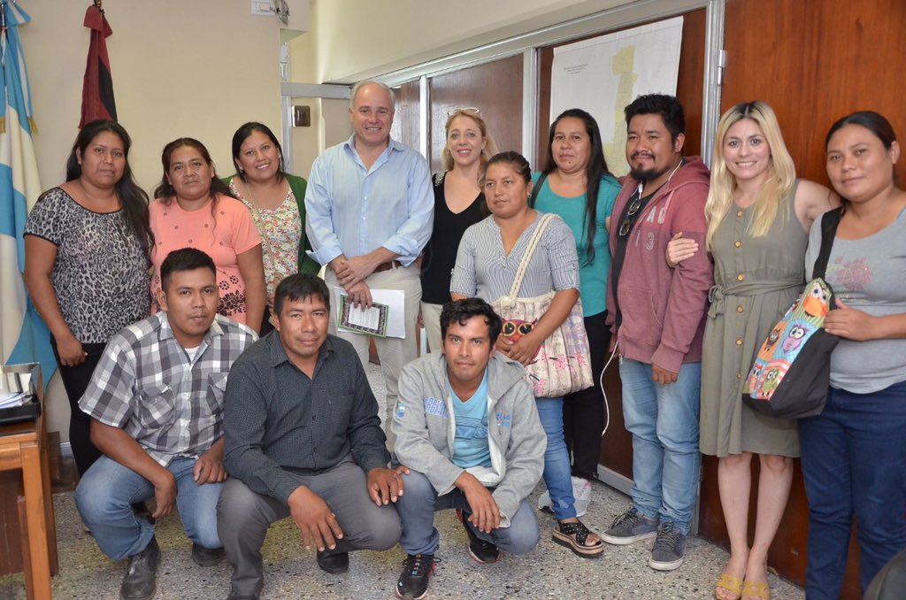 El ministro <a href="/matiascanepa/">Matías Cánepa</a> y la sec. de Gestión Educativa, <a href="/roxanacelested/">roxanacelested</a> con maestros auxiliar bilingües de Embarcación, La Unión, El Carboncito, Misión Chaqueña, Gral. Pizarro y Rivadavia Banda Sur. “Sabemos que trabajando juntos vamos a cambiar la realidad de las comunidades”