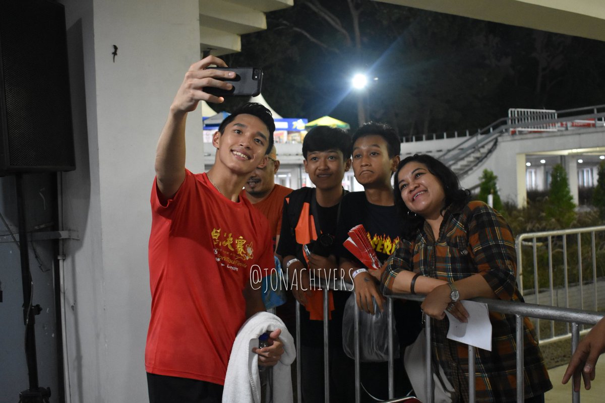 JONACHIVERS_'s tweet photo. [PICT] Selalu suka momen-momen kalo Jo lg foto bareng para pendukung di Istoraaa 💙💙 siapa yg kemaren sudah berburu fotbar para atlet di #daihatsuindonesiamasters2020 ?!!
.
Keep going yaa Jooo!! We got your back 💕💕 
#JonatanChristie #Jonachivers #Jojo https://t.co/GITOml5QZy
