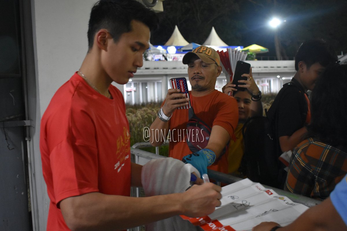 JONACHIVERS_'s tweet photo. [PICT] Selalu suka momen-momen kalo Jo lg foto bareng para pendukung di Istoraaa 💙💙 siapa yg kemaren sudah berburu fotbar para atlet di #daihatsuindonesiamasters2020 ?!!
.
Keep going yaa Jooo!! We got your back 💕💕 
#JonatanChristie #Jonachivers #Jojo https://t.co/GITOml5QZy