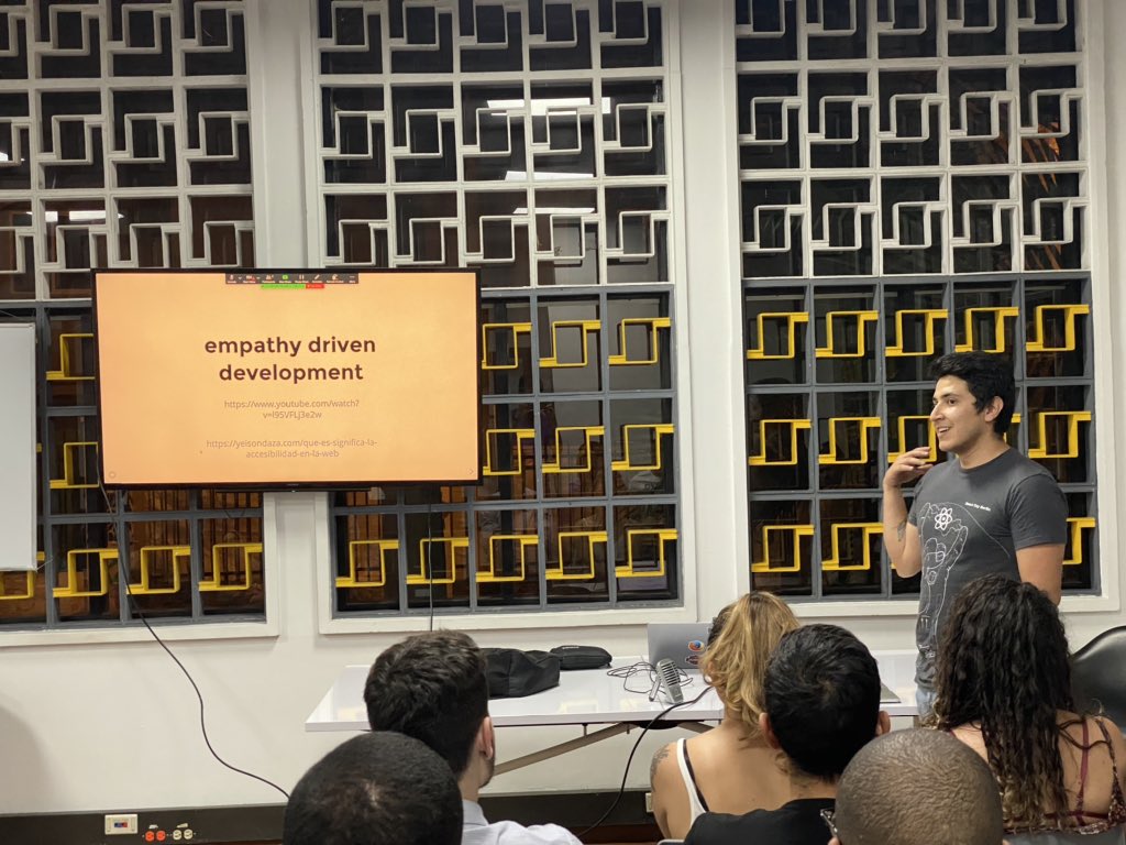 MedellinJS's tweet image. A la hora de crear nuestras aplicaciones debemos ser más influyentes. Con la charla de @yeion7 estamos aprendiendo cómo construir un componente más accesible desde cero 🙅🏻‍♂️ 🙅🏻‍♀️