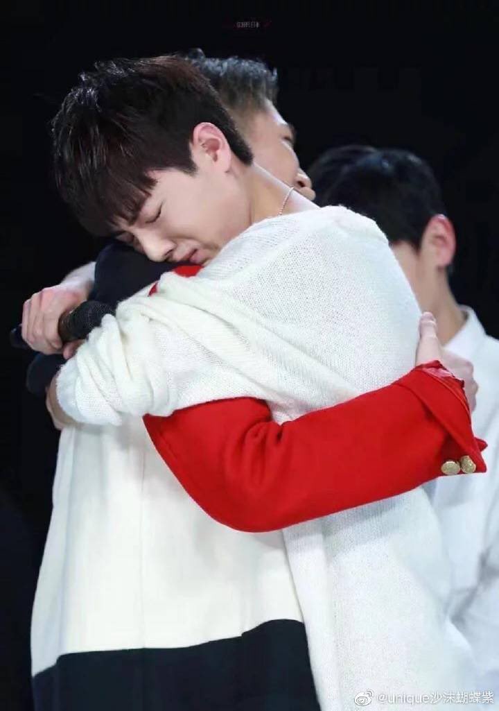 xiaozhan gives the best hugs the way he just buries his face in your shoulder