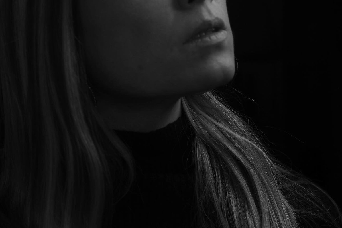 MariaSanz's tweet photo. Test de lumière et set up dans mon studio à la maison, des self portraits, pour l’instant, j’ai vraiment trop hâte de commencer à faire des portraits pour des clients #selfportrait #homestudio #photographer #blackandwhitephotography #montrealphotographer https://t.co/fyWZGUw1gq
