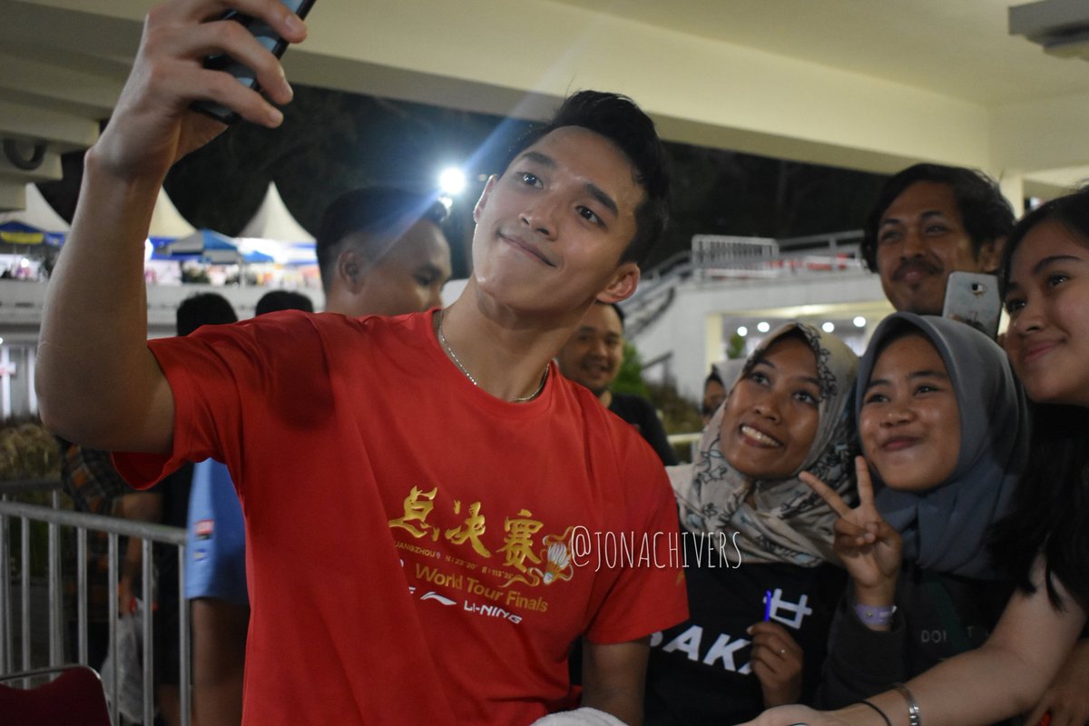 JONACHIVERS_'s tweet photo. [PICT] Some expression from Jo's and Istora supporters on selfie timeee!! Senyumnyaaa duhhh 💕💕

Itu yg hapenya dipegang selfie sama Jo gak pada dimuseumkan kan yaa gaesss?!! 😍😍
#JonatanChristie #Jonachivers #Jojo #DaihatsuIndonesiaMasters2020 https://t.co/3VzsKQceuu