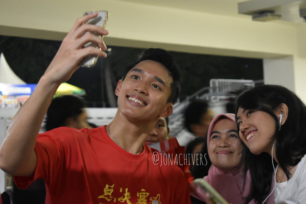 JONACHIVERS_'s tweet photo. [PICT] Some expression from Jo's and Istora supporters on selfie timeee!! Senyumnyaaa duhhh 💕💕

Itu yg hapenya dipegang selfie sama Jo gak pada dimuseumkan kan yaa gaesss?!! 😍😍
#JonatanChristie #Jonachivers #Jojo #DaihatsuIndonesiaMasters2020 https://t.co/3VzsKQceuu