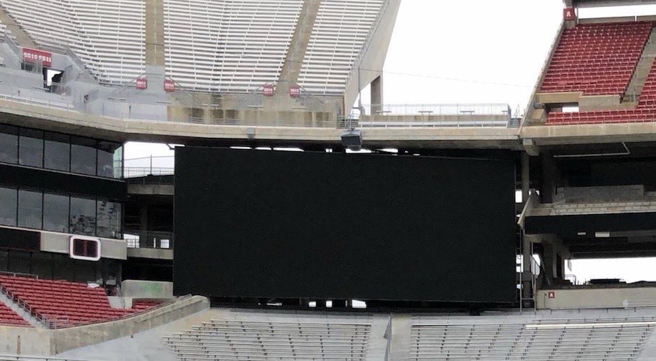 BamaUniTracker's tweet photo. For those Wondering, here is a comparison of video board size https://t.co/tcEugK7U23