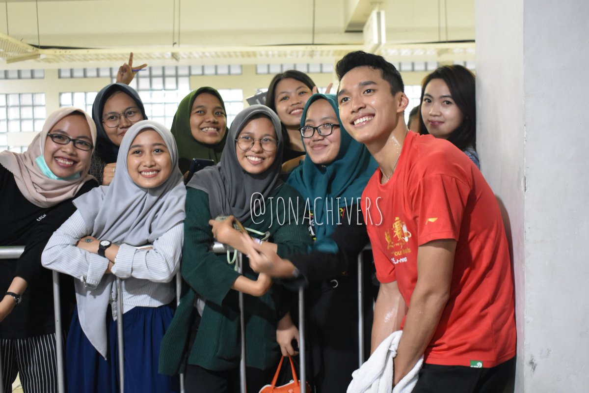 JONACHIVERS_'s tweet photo. [PICT] Put your best smileee!! Adakah kalian yg terpampang nyata disini gaess 😍😍 pendukung di Istora emang paling dabesss!! 💪🇲🇨
.
Yang baju meraaahh jangan sampe lolooosss~~ 💕💕
#JonatanChristie #Jonachivers #Jojo #DaihatsuIndonesiaMasters2020 https://t.co/kmCagf86mF