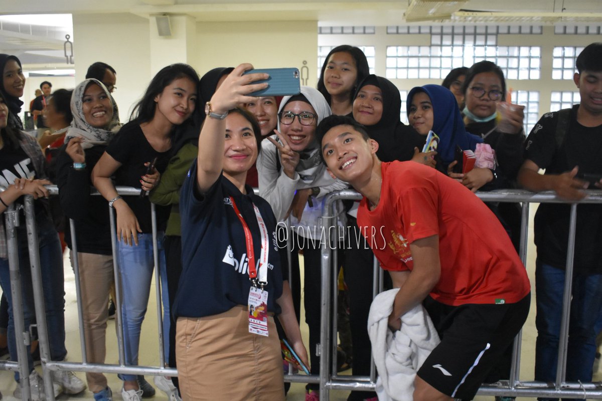 JONACHIVERS_'s tweet photo. [PICT] Put your best smileee!! Adakah kalian yg terpampang nyata disini gaess 😍😍 pendukung di Istora emang paling dabesss!! 💪🇲🇨
.
Yang baju meraaahh jangan sampe lolooosss~~ 💕💕
#JonatanChristie #Jonachivers #Jojo #DaihatsuIndonesiaMasters2020 https://t.co/kmCagf86mF