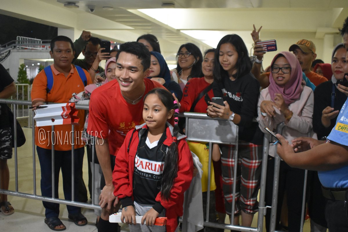 JONACHIVERS_'s tweet photo. [PICT] Put your best smileee!! Adakah kalian yg terpampang nyata disini gaess 😍😍 pendukung di Istora emang paling dabesss!! 💪🇲🇨
.
Yang baju meraaahh jangan sampe lolooosss~~ 💕💕
#JonatanChristie #Jonachivers #Jojo #DaihatsuIndonesiaMasters2020 https://t.co/kmCagf86mF