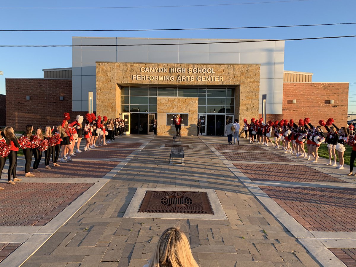 CanyonCheer1's tweet photo. Welcoming incoming freshmen to #plan4yourfuture at Canton High School!!! https://t.co/UwHcUFNvEG
