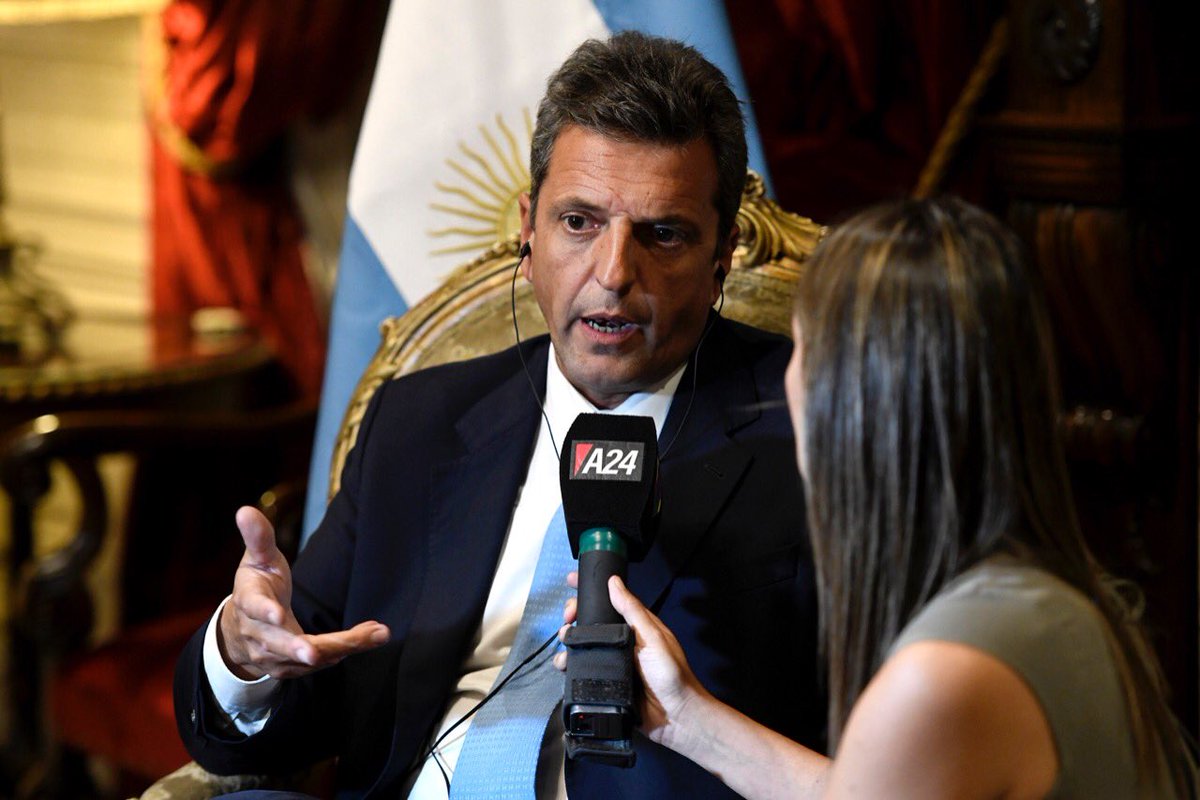 SergioMassa's tweet photo. 📺| @A24com
Argentina tenía que mostrarle al mundo que, de manera seria, buscando consenso, podíamos ponerle fin a una situación muy compleja. Necesitamos reconstruir un nuevo perfil de deuda para que el país pueda comenzar a crecer.

#MayoríaArgentina❤️🇦🇷 https://t.co/dlvrgVyasI