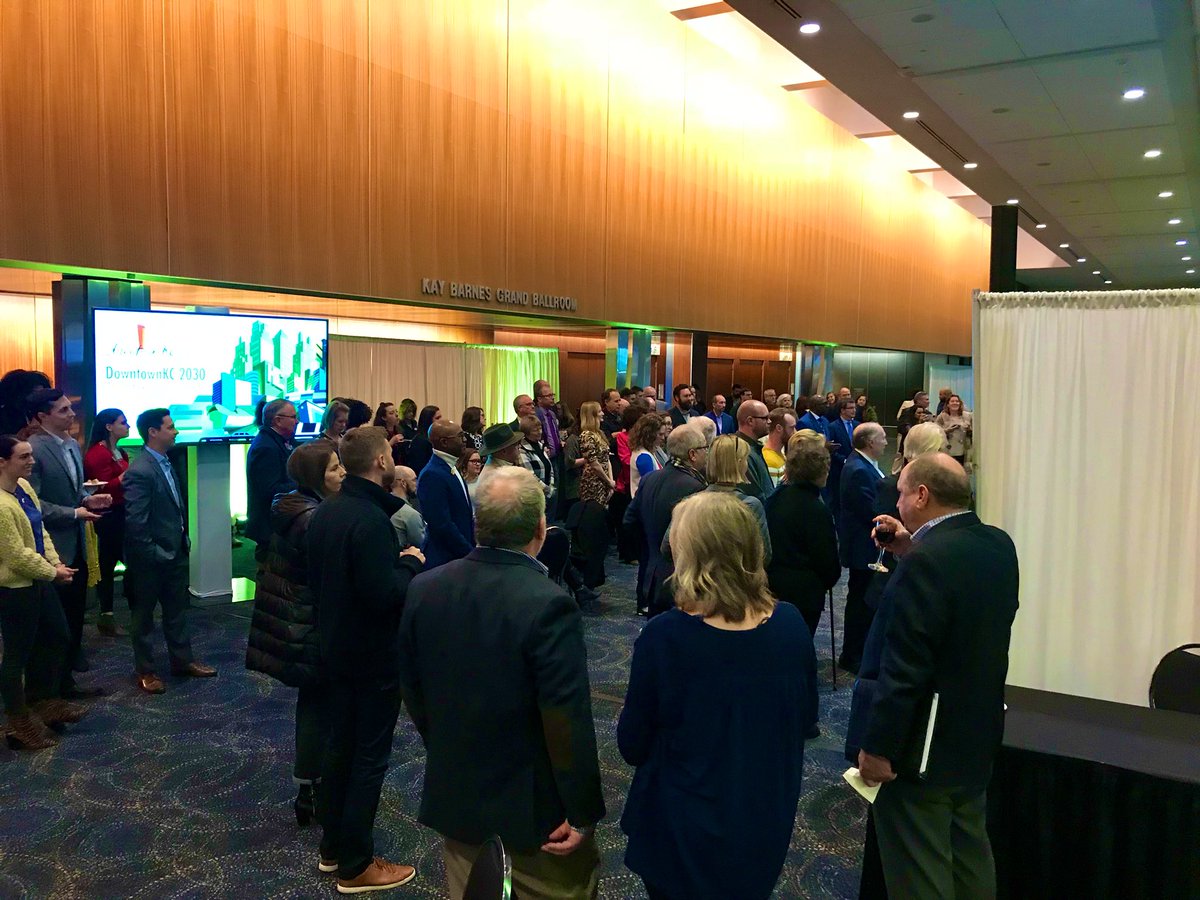 ULIKansasCity's tweet photo. Recognizing the Urban Heroes of #KansasCity with @godowntownkc this evening. #ULIKC is honored to be part of the celebration and we look forward to joining over 1000 friends at tomorrow’s annual luncheon meeting! #DowntownKC #KCHeartland https://t.co/yrX9KijeKb