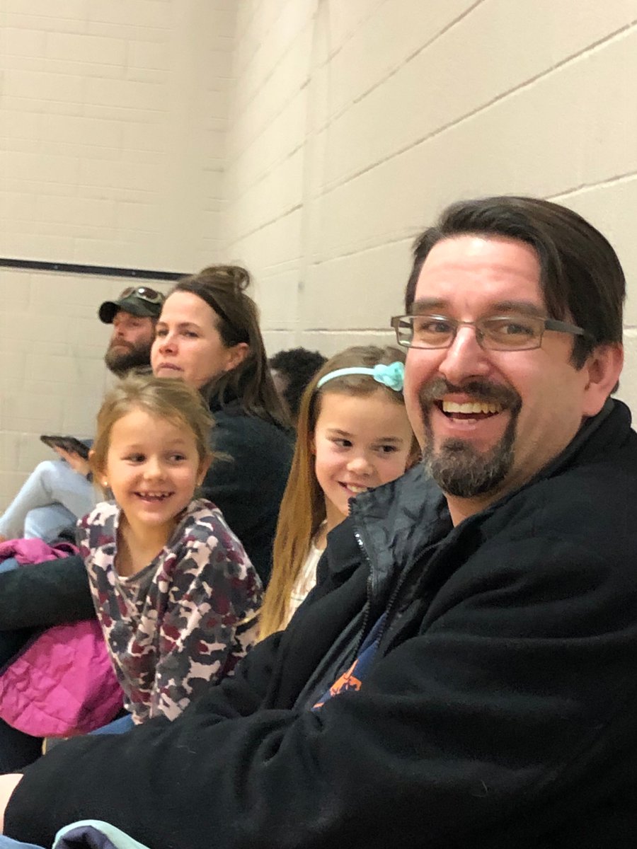ELV_lethbridge's tweet photo. La saison de basketball  5e année a débuté!
Superbe match avec les élèves de @SenBuchanan.
Thank you for your fair play :) https://t.co/37F7d4lIwo