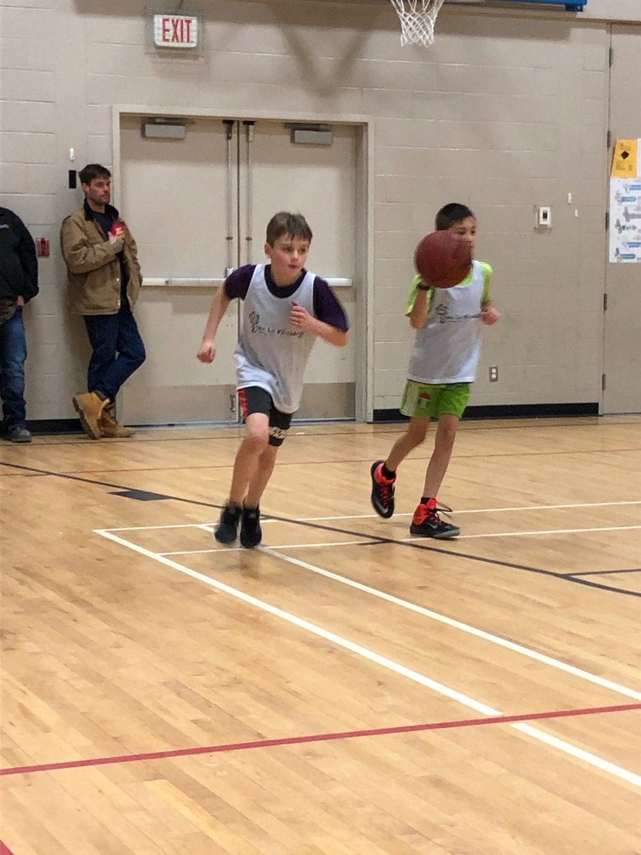 ELV_lethbridge's tweet photo. La saison de basketball  5e année a débuté!
Superbe match avec les élèves de @SenBuchanan.
Thank you for your fair play :) https://t.co/37F7d4lIwo