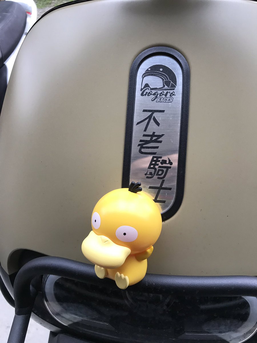 vr2xie's tweet photo. Electric scooter Gogoro with label of 不老騎士 in jiaoxi “Go Grandrider”  #jiaoxi #psyduckfan #傻鴨 #psyduck #pokemon #jiaoxihotspring #礁溪 #不老騎士 #onsensevilla #gogoro #electricmotorcycle #gograndriders https://t.co/O6UgfFmLXt