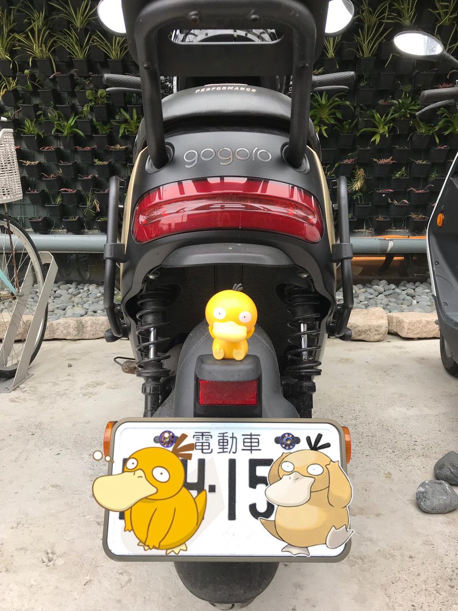 vr2xie's tweet photo. Electric scooter Gogoro with label of 不老騎士 in jiaoxi “Go Grandrider”  #jiaoxi #psyduckfan #傻鴨 #psyduck #pokemon #jiaoxihotspring #礁溪 #不老騎士 #onsensevilla #gogoro #electricmotorcycle #gograndriders https://t.co/O6UgfFmLXt