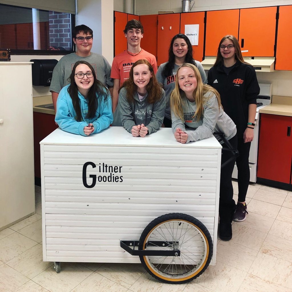GHS_Hornets's tweet photo. A new semester means new students! These seven brave entrepreneurs-in-training are gearing up for running the class business of Giltner Goodies. πͺπ§‘π€
Be sure to follow @giltnergoodies for updates on our weekly snack item!Β
#sayyestofcs #hornethype #itssnacktime https://t.co/C99PPV55rd