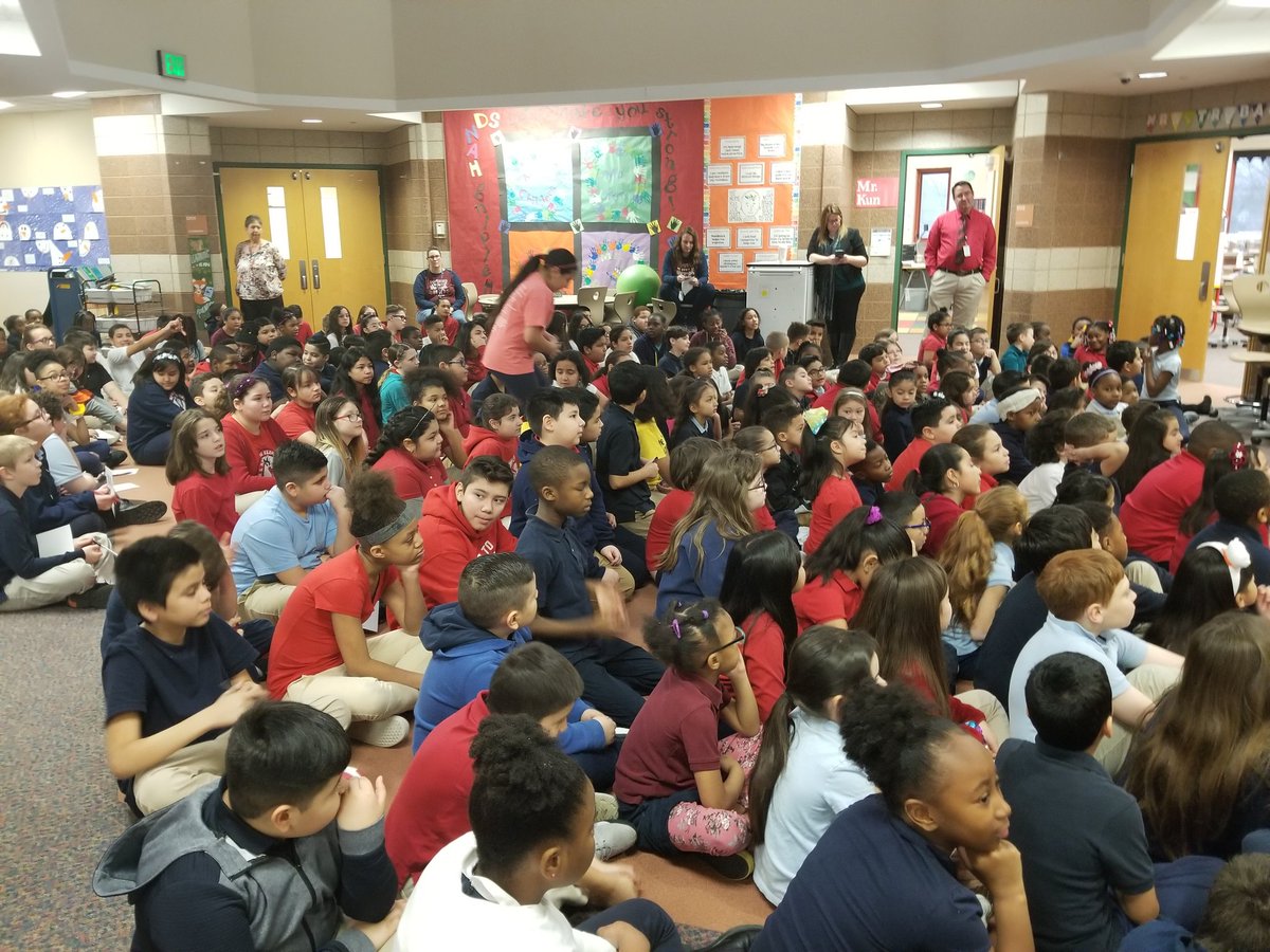 RinaHorgan's tweet image. 100 Days of fun! Working with our 2nd grade buddies! We had a blast!! Thank you @tlchilders60 @Harding_School @RaymondLiskey