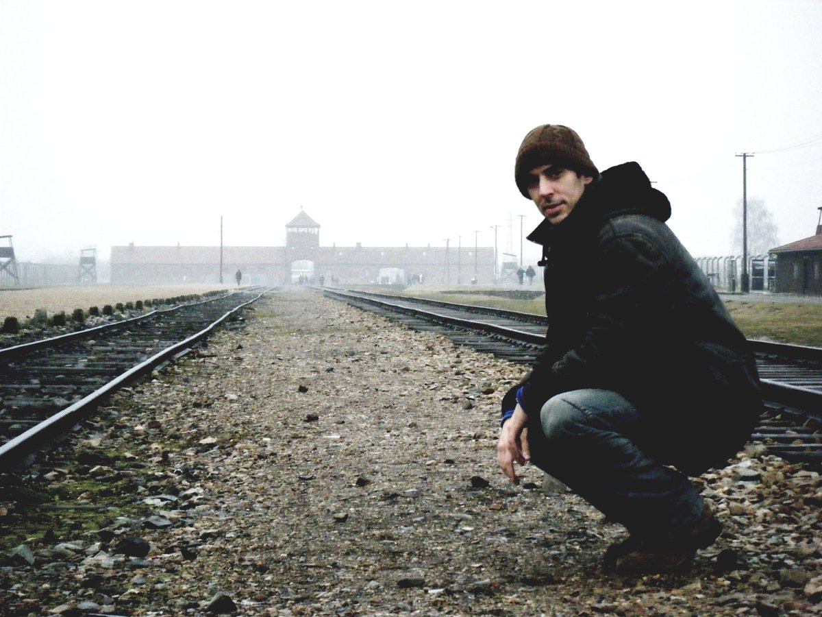 froscampelo's tweet photo. #Birkenau #AuschwitzII. 
La coloración de la foto hace honor a lo que se ve, se respira, se siente en el invierno de este campo de exterminio.
El infierno es frio y duro, neblinoso, húmedo e infinito.
Las vías entran implacables cortando el aire gélido.
A 75 años de su liberación https://t.co/h3bnwETdvA