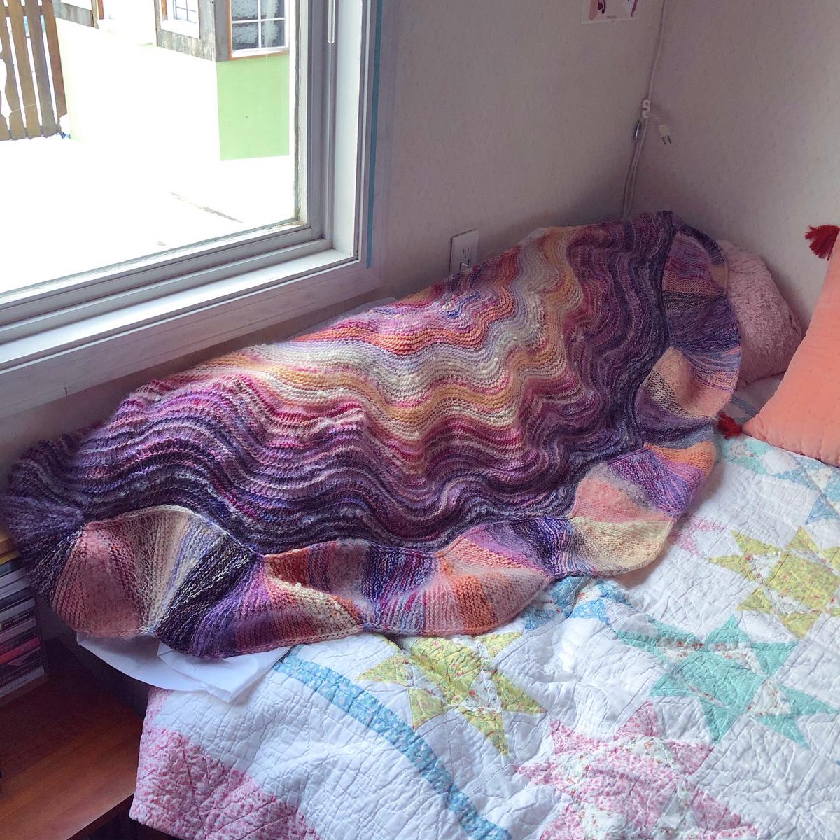 oceansbun's tweet photo. My SHAWL!!!!! Is finally done... it took me so long but I looooove it https://t.co/IJqKUCxuuV