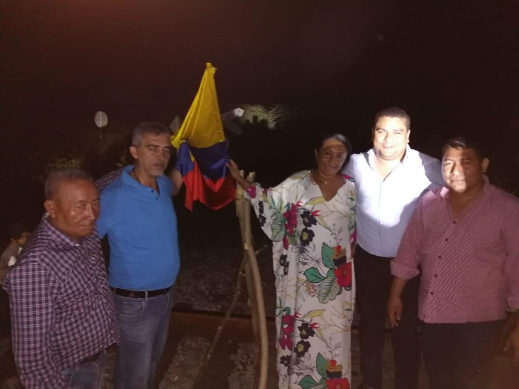 Por intervención de funcionarios de la Alcaldía, delegados por el alcalde <a href="/DasukiMohamed/">Alcalde Dasuki</a>, fue levantado bloqueo de vía ferrea, previo diálogo y concertación con los manifestantes.
#Maicaoatendida #Maicaocambia