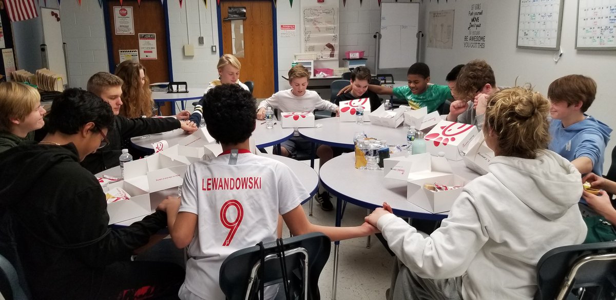 This AVID 8 group has my heart! Look at them coming together for our family lunch, where we connected and shared our favorite AVID moments💕 #ThisIsAVID #AVIDFAMILY <a href="/SevernRivAACPS/">SevernRivAACPS</a> <a href="/AVIDAACPS/">AVIDAACPS</a>