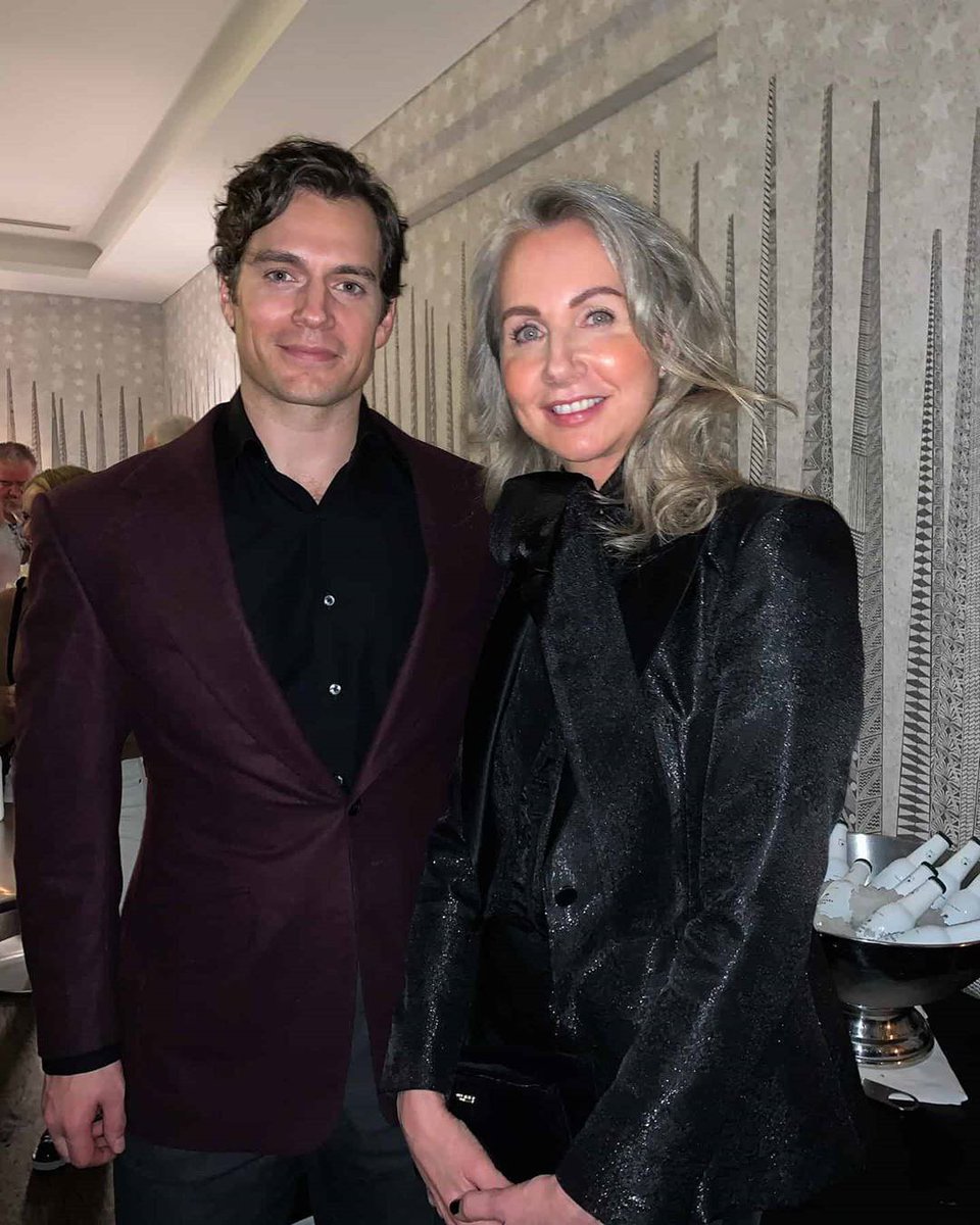HenryCavillPo's tweet photo. Sarah Virág também conversou e tirou foto com #HenryCavill ontem no evento da @Rosemary_Water em Londres.
"🌿My Botanical Date With A Super Man🌿"
#No1xHenryCavill #naturessuperman #superhero #superherb #documentary #influencer #witcher #acciaroli #rosemary https://t.co/1WR0lPIW6m