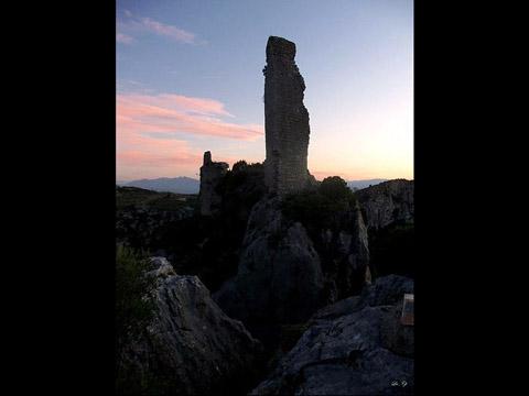 Le guide géolocalisé pour smartphone vous fait découvrir Tautavel sur m-ici.com/66-tautavel  Château de Tautavel