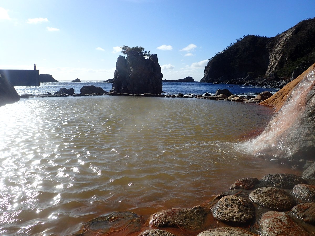 shikikyo's tweet photo. 【式根島観光協会】
松が下雅湯へ行く道を迷われる方が多いと聞きましたので、ご紹介したいと思います。
右手に看板が見えるので坂を上って下さい。（通って良いのか不安になってしまうそうですが大丈夫です！）そのまま船がたくさん並んでいる横を歩いて行きます。トンネルの先に温泉がありますよ。 https://t.co/S1YMhYUMhz