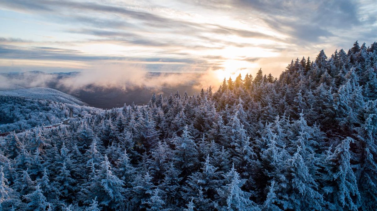 snowshoemtn's tweet photo. ❄😍 You don't need electricity to enjoy a Snowshoe sunset. Good thing right? 😂
#snowshoemtn #almostheaven #wvsunset #silvercreek #powersbackon #laughitoff https://t.co/4mCWtsnVLA