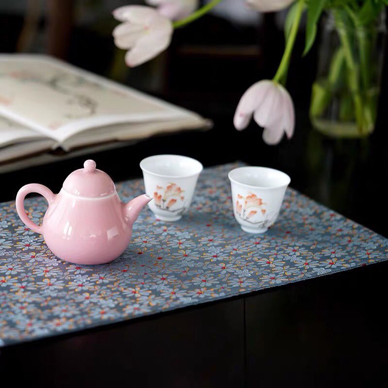 morimatea's tweet photo. Tea, a cup. Book, one roll. Enjoying for a half day.
.
.
.
#teapot #pink #teacup #handmade #flowers #book #chaxi #handpainted #reading #jinjunmei #blacktea #teatablecloth #embroidery #sweet #teatime #tealife #enjoylife #peace #holiday #mindfulness #teaddict #té #tee #morimatea https://t.co/6Yc0Ui2QzR
