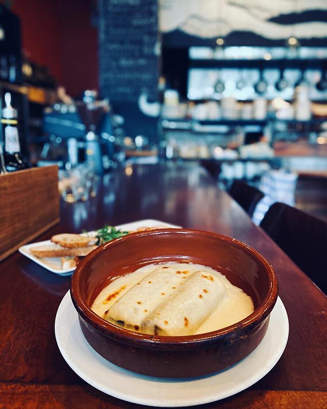 ToroBravoPDX's tweet photo. ¡Para la cena! Canelone Catalan. chicken. pork. black truffle. manchego. 🐓🐖🍄🧀
.
👩🏻‍🍳: @natalietheresa_
📸: @staycationpdx
.
.

#torobravopdx #dinner #tapas #torobravoinc #pdxeats #pdxfood #pdx #eaterpdx #pdxfood #pdxfoodie #pdx #pdxrestaurants #inseas… https://t.co/2aFty9ukco https://t.co/tDYVOHuqVR