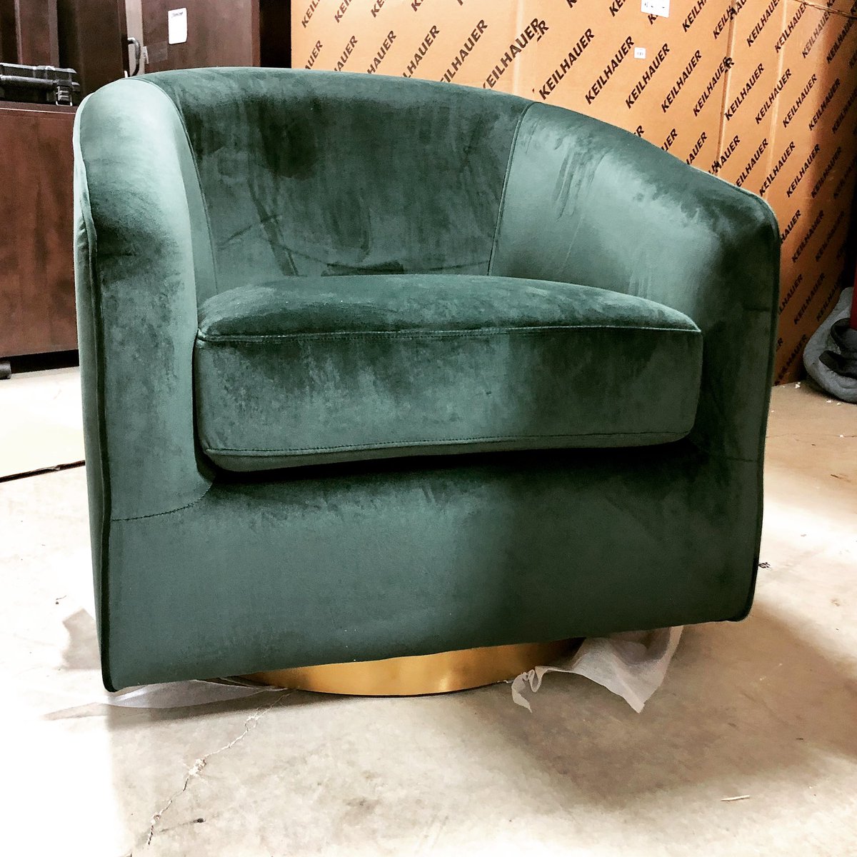 greypearldesign's tweet photo. Furniture starting to arrive for a residential new build 🥰
#furniture #style #huntergreen #velvet #interiordesign #decor #design #greypearlinteriordesign #sunpan https://t.co/T3hRP4q8F0