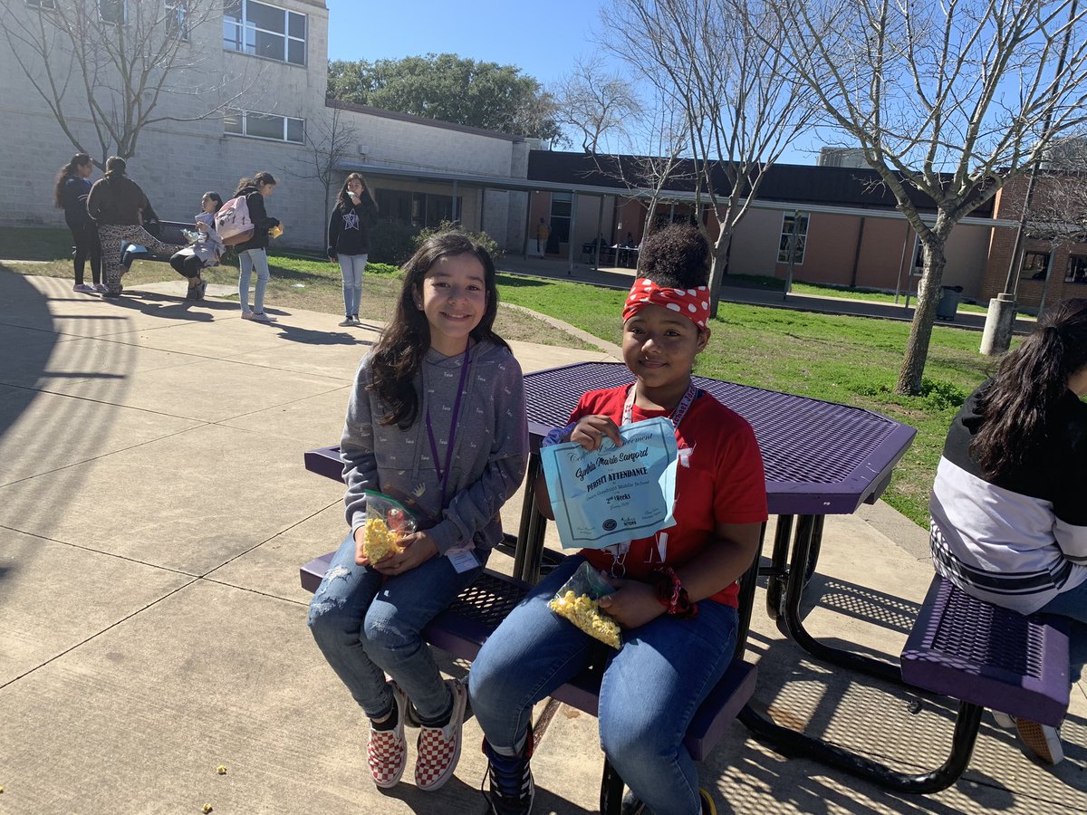 Celebrating 🎉Perfect Attendance 💯with 🍿popcorn 🍿and pickles for the 2nd 9weeks!!💯🎉🎊🎖!!
#WeAreOGMS #GetHere