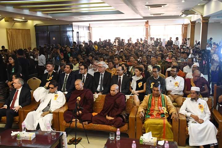 သကၤန္းခၽြတ္ၿပီး
လခြန္ေျပာင္းေဆာင္းလုိက္ပါလား
ဘုန္းႀကီးေတြရယ္😬🤮