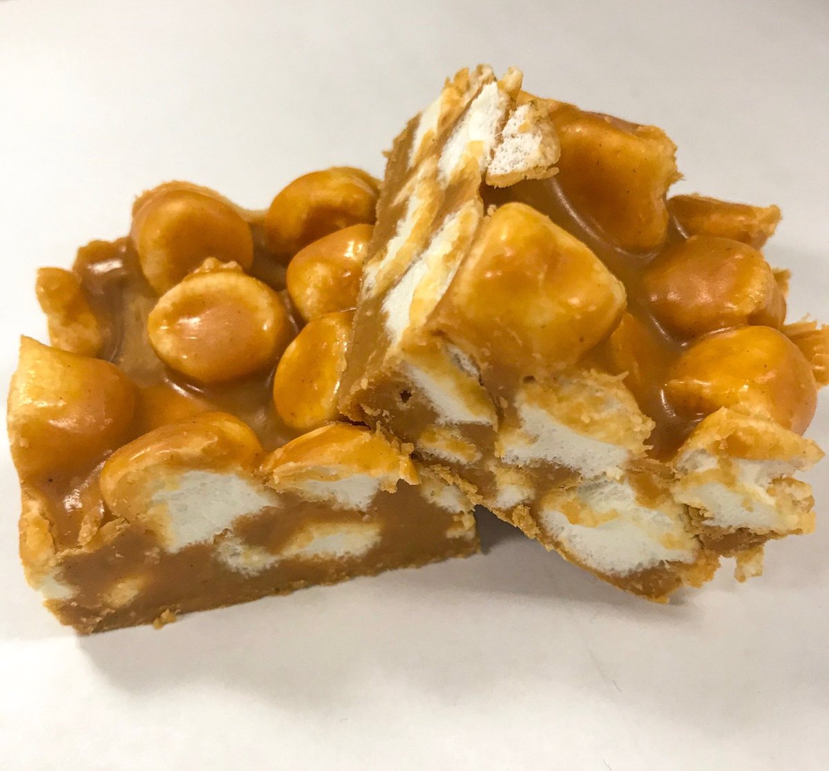Peanut Butter Butterscotch Squares. The #SuperBowl 🏈 is days away and we may be almost as excited for the #snacks as we are for the game. Only 4 ingredients and #nobake, this is a great dessert option for your #SuperBowlParty 🎉 simplydellicious.com/recipes/peanut…