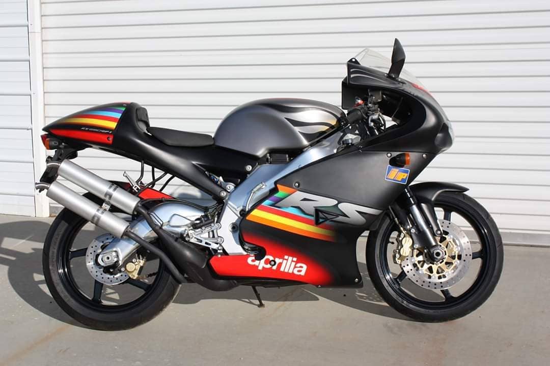 BikersRanger's tweet photo. Sinaran Mentari barang klasik..
Aprilia khazanah lama..
Ekor belakang memang lentik..
Sekali toleh, Sawan dibuatnya !
#RaRetrok #TipTopJumbo #OldStillGold #BikersRanger #SangapThrottle #Racing #Fly #Jekrod #KapcaiJahat #Honda #Yamaha #Kawasaki #Suzuki #Aprilia #BMW #Ducati https://t.co/RM8bdtkTNg