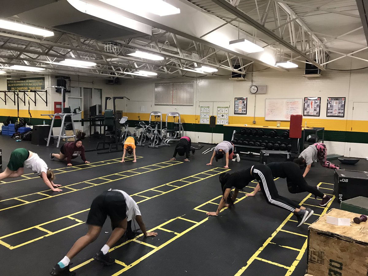REHSsoftball's tweet photo. Conditioning getting bigger and better! Largest turnout yet!! We’re utilizing HIIT workouts to increase our endurance and strength this season. Softball conditioning is every Tuesday and Wednesday from 345-445! @REHS_Athletics @RichEastHS https://t.co/jt1VBjpZ9t
