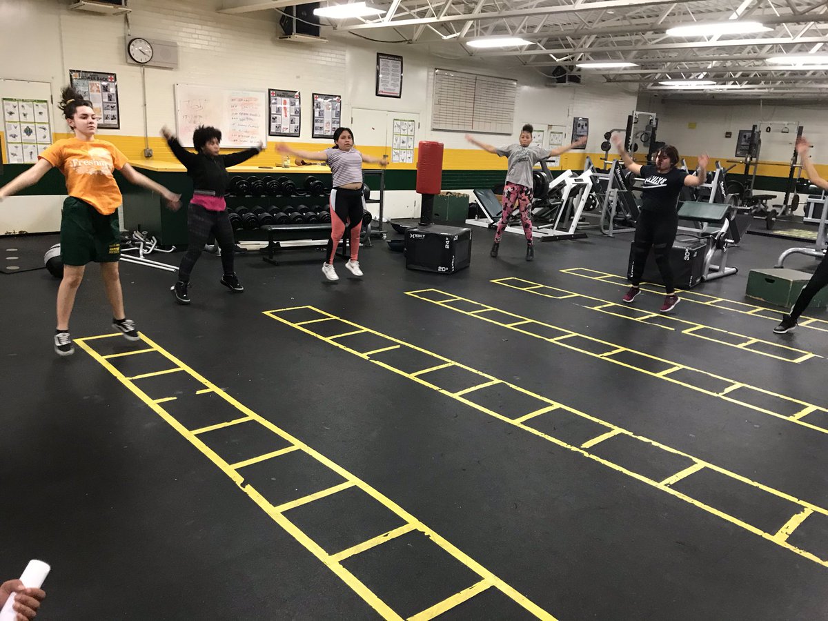 REHSsoftball's tweet photo. Conditioning getting bigger and better! Largest turnout yet!! We’re utilizing HIIT workouts to increase our endurance and strength this season. Softball conditioning is every Tuesday and Wednesday from 345-445! @REHS_Athletics @RichEastHS https://t.co/jt1VBjpZ9t