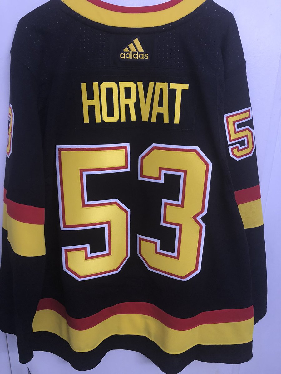 willowzy's tweet photo. @subwayno1 @FullTimeMachine @achan929 I am gonna borrow Warrens help for Bo Horvat in February. Just need an extra hand as I have the jersey and 11x14. He will sign, I just need help juggling haha #BellLetsTaIk https://t.co/il0D7O1jYq