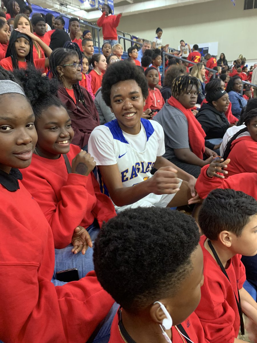 Sharonbrownpro1's tweet photo. Heritage Middle School Teen Zone Group had an amazing time at the Embry-Riddle Aeronautical basketball game. Special Thanks to Food Brings Hope and for the opportunity:@HeritageD100 #foodbringshope https://t.co/Xwr1XOYw0D