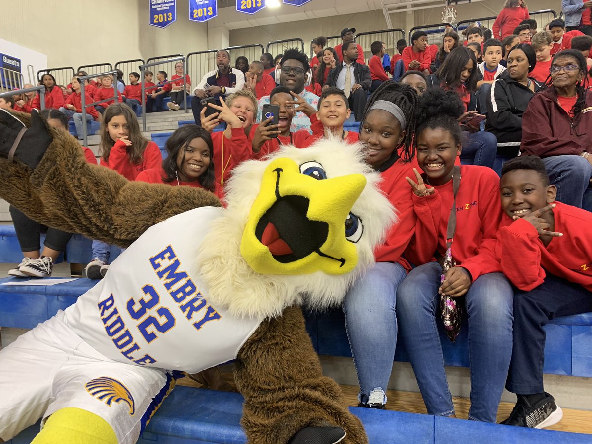 Sharonbrownpro1's tweet photo. Heritage Middle School Teen Zone Group had an amazing time at the Embry-Riddle Aeronautical basketball game. Special Thanks to Food Brings Hope and for the opportunity:@HeritageD100 #foodbringshope https://t.co/Xwr1XOYw0D