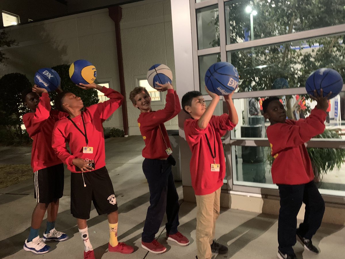 Sharonbrownpro1's tweet photo. Heritage Middle School Teen Zone Group had an amazing time at the Embry-Riddle Aeronautical basketball game. Special Thanks to Food Brings Hope and for the opportunity:@HeritageD100 #foodbringshope https://t.co/Xwr1XOYw0D