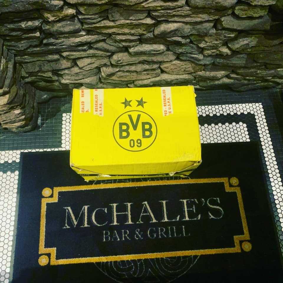 A BIG thank you to the wonderful <a href="/BVB/">Borussia Dortmund</a> and <a href="/BlackYellow/">Borussia Dortmund</a> for the amazing gift they sent to our home in #NYC - <a href="/McHalesPub51/">McHale's Bar & Grill</a>.

We will hang the signed flag proudly as we cheer our team on each and every game! 🖤💛

#HejaBVB #EchteLiebe #BVBNYC #BVB