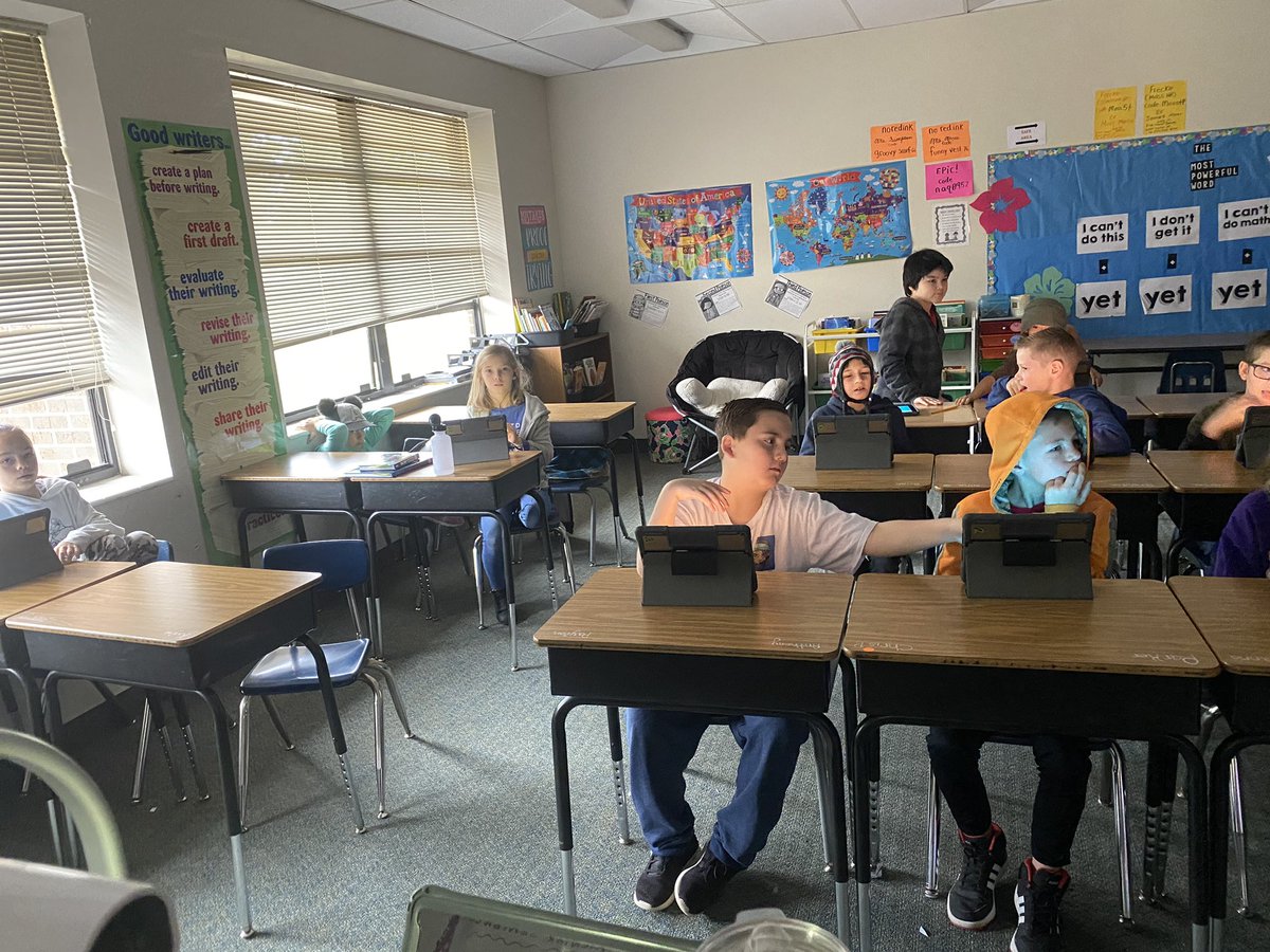 MsMoss10's tweet photo. Student were reviewing context clues Today using @GetKahoot! Students have been learning context clue skills for the past 5 days, and they got to put it to the test! @CSESHawks @CitrusSchools https://t.co/XwCWg5jOj0