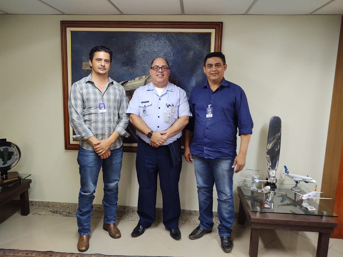 RonioCondao's tweet photo. Estive no Rio de Janeiro juntamente com o secretário de planejamento Ronclebes Condão na manhã de hoje, 29. Fomos recebidos pelo comandante Brigadeiro Bertolino no Comando da Aeronáutica. O motivo do encontro foi para tratar da regularização documental do aeródromo municipal. https://t.co/ExMSqxePBB