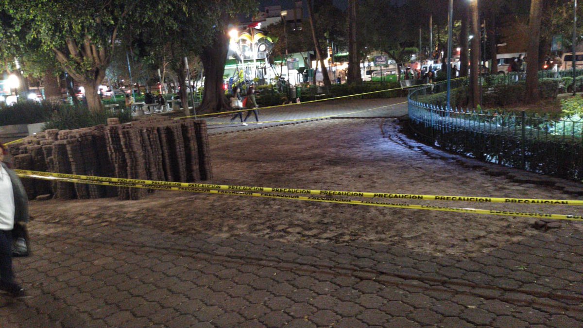 VillaDeCortesBJ's tweet photo. Después de varios oficios dirigidos a @STaboadaMx, la corrupta e inútil dirección de Obras se negó a dar información a vecinos sobre #PP2019. Hoy levantan adoquín en Plaza Victoria, espero sea para nivelarlo (igual que con el #PP2015 🙄) y no quitarlo. A ver qué idiotez realizan. https://t.co/e00dzopFZp